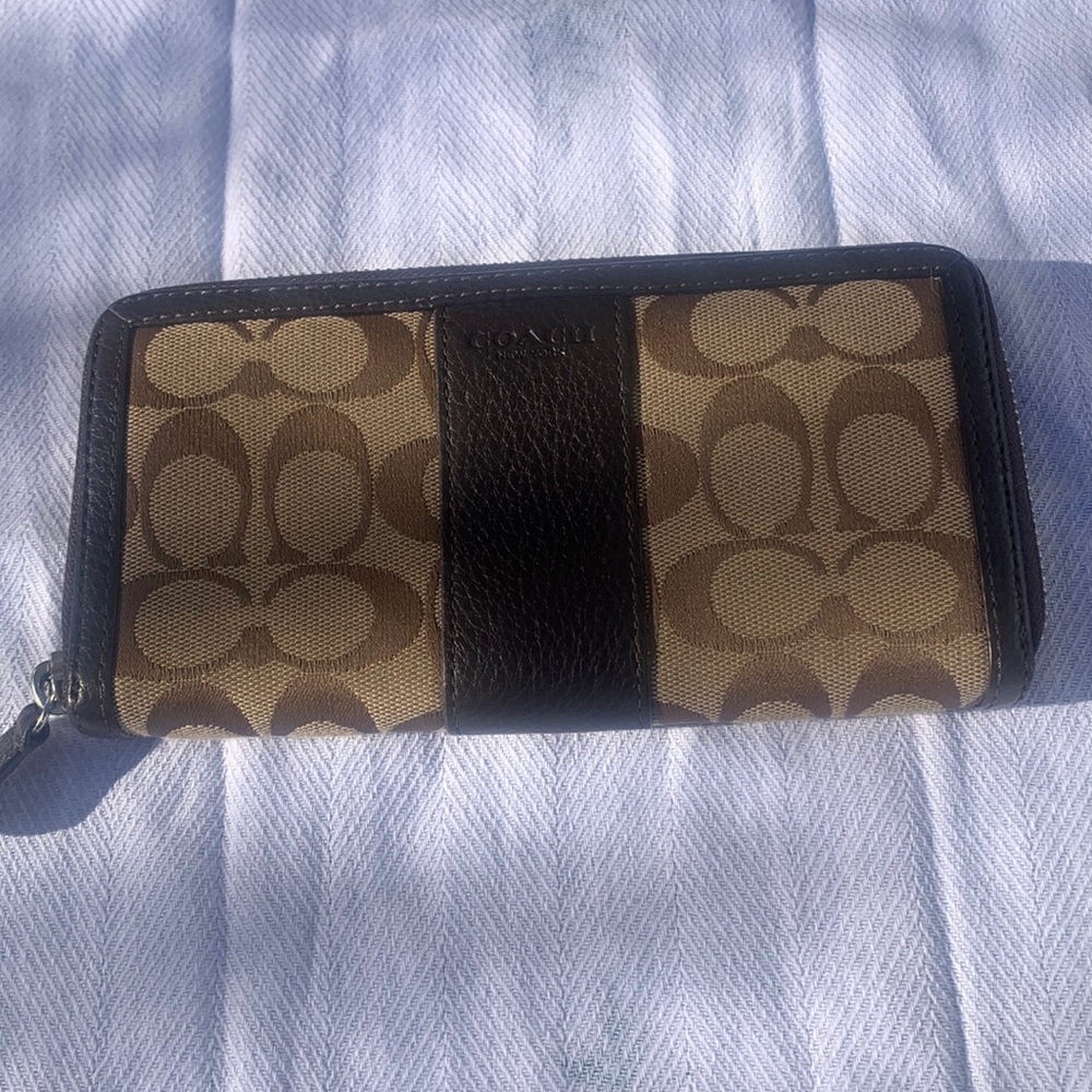 Coach Signature Logo Canvas and Leather
Wallet Jacquard monogram Brown